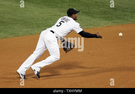 Chicago White Sox shortstop Juan Uribe (5) schaltet sich ein doppeltes Spiel in Spiel 1 der World Series an US Cellular Field, 22. Oktober 2005 in Chicago. (UPI Foto/Markierung Cowan) Stockfoto