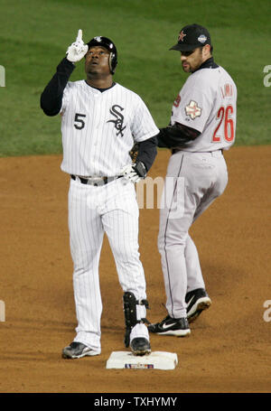 Chicago White Sox shortstop Juan Uribe (5) Verweist auf den Himmel vor Houston Astros' Mike Lamm (26) nach einem Doppelklick die zählte einen Durchlauf in Spiel 1 der World Series an US Cellular Field, 22. Oktober 2005 in Chicago. (UPI Foto/Markierung Cowan) Stockfoto