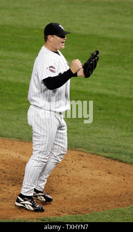 Chicago White Sox näher Bobby Jenks reagiert nach dem markanten Adam ...