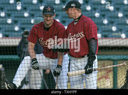 Houston Astros Krug Roy Oswalt, Links, Witze rund um mit Brandon Zurücke, wie sie warten während der schlagenden Praxis für die Weltmeisterschaft im Minute Maid Park, 24. Oktober 2005 in Houston, TX zu schlagen. Die Astros sind 0-2 Spiele die White Sox und Spiel 3 am Dienstag spielen. Oswalt ist geplant Spiel 3 zu starten. (UPI Foto/Brian Kersey) Stockfoto