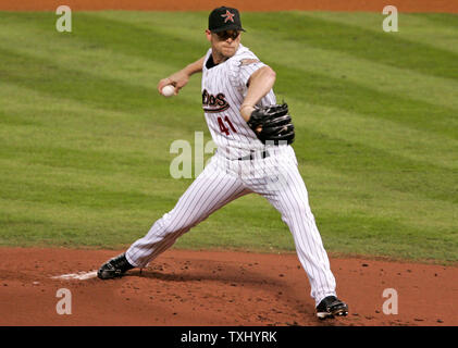 Houston Astros Krug Brandon Zurücke liefert ein Pitch im ersten Inning gegen die Chicago White Sox in Spiel 4 der World Series, 26. Oktober 2005 in Houston, TX. (UPI Foto/Brian Kersey) Stockfoto