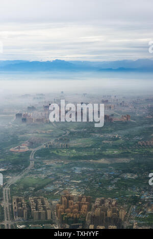Luftaufnahme des westlichen Vororten von Chengdu von longmen Berg umgeben Stockfoto