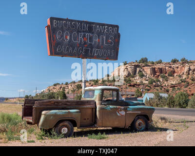 Alten Chevrolet pick up in Los eines Liquor Store auf der Arizona/Utah State Leitung geparkt USA Stockfoto