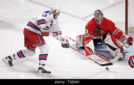 Chicago Blackhawks Torhüter Nikolai Khabibulin, rechts, von Russland, ist ein Speichern auf einer Aufnahme des New York Rangers' Tom Poti(16) Während der dritten Periode am 7. Dezember in Chicago 2005. Die Blackhawks gewann 2-1. (UPI Foto/Brian Kersey) Stockfoto