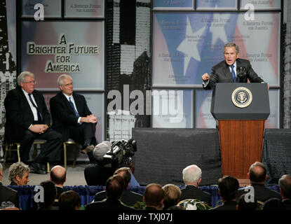 Präsident George W. Bush, Recht, Adressen der Chicago wirtschaftlichen Verein als Sprecher des Repräsentantenhauses Dennis Hastert, Links, und Meilen D. Weiß hören von der Bühne am 6. Januar 2005 in Chicago. (UPI Foto/Brian Kersey) Stockfoto