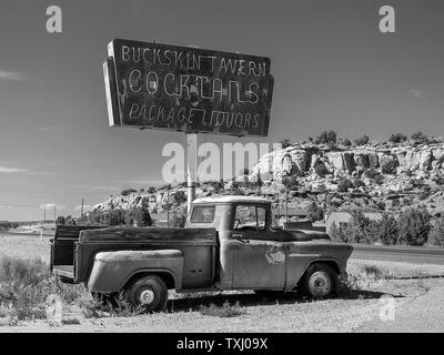 Alten Chevrolet pick up in Los eines Liquor Store auf der Arizona/Utah State Leitung geparkt USA Stockfoto