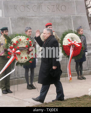 Der polnische Präsident Lech Kaczynski Wellen an die Fans nach einer Kranzniederlegung am Denkmal für General Thaddeus Kosciuszko, eine polnische Helden der Amerikanischen Revolution, am 11. Februar 2006 in Chicago. (UPI Foto/Brian Kersey) Stockfoto