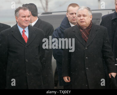 Der polnische Präsident Lech Kaczynski, rechts, und der Bürgermeister von Chicago Richard M. Daley stehen zusammen nach einer Kranzniederlegung Gedenkfeier am Denkmal für General Thaddeus Kosciuszko, eine polnische Helden der Amerikanischen Revolution, am 11. Februar 2006 in Chicago. (UPI Foto/Brian Kersey) Stockfoto