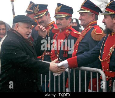 Der polnische Präsident Lech Kaczynski schüttelt Hände mit Mitgliedern der Kosciuszko Stiftung nach einer Kranzniederlegung am Denkmal für General Thaddeus Kosciuszko, eine polnische Helden der Amerikanischen Revolution, am 11. Februar 2006 in Chicago. Die Kosciuszko Foundation dient zur Förderung der Beziehungen zwischen den Vereinigten Staaten und Polen. (UPI Foto/Brian Kersey) Stockfoto