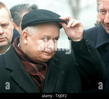 Der polnische Präsident Lech Kaczynski stellt seinen Hut bei einer Kranzniederlegung Gedenkfeier am Denkmal für General Thaddeus Kosciuszko, eine polnische Helden der Amerikanischen Revolution, am 11. Februar 2006 in Chicago. (UPI Foto/Brian Kersey) Stockfoto
