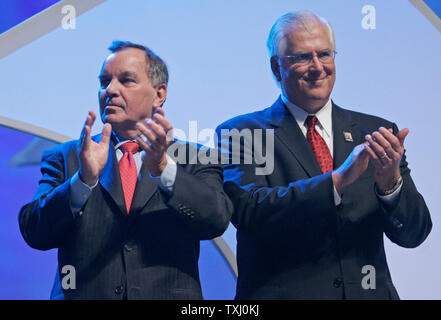 Der Bürgermeister von Chicago Richard M. Daley, Links, und Meilen White, Vorsitzender, Präsident und CEO von Abbott Laboratories, Klatschen während eines Mittagessens Rede auf der BIO 2006, einen Konvent der biotechnologischen Industrie, am 10. April 2006 in Chicago. (UPI Foto/Brian Kersey) Stockfoto