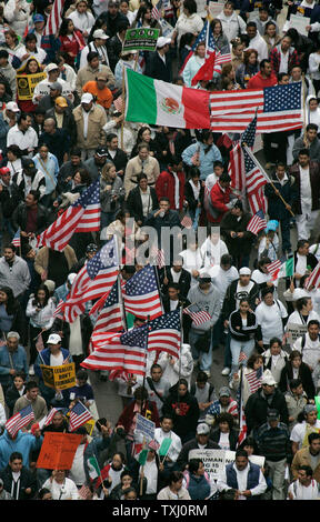 Hunderttausende Demonstranten Marsch durch die Innenstadt von Chicago die Aufmerksamkeit auf Fragen der illegalen Einwanderung zu bringen, am 1. Mai 2006. Die Demonstration in Chicago war Teil eines bundesweiten Tag des Protestes fordern Rechte von Zuwanderern. (UPI Foto/Brian Kersey) Stockfoto