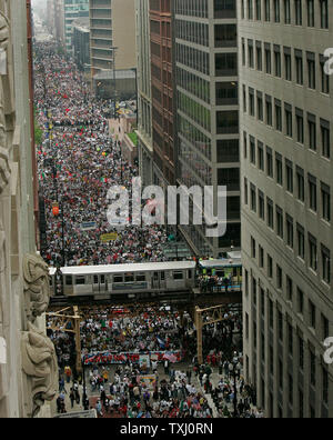 Hunderttausende Demonstranten Marsch durch die Innenstadt von Chicago die Aufmerksamkeit auf Fragen der illegalen Einwanderung zu bringen, am 1. Mai 2006. Die Demonstration in Chicago war Teil eines bundesweiten Tag des Protestes fordern Rechte von Zuwanderern. (UPI Foto/Brian Kersey) Stockfoto