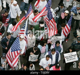 Hunderttausende Demonstranten Marsch durch die Innenstadt von Chicago die Aufmerksamkeit auf das Problem der illegalen Einwanderung zu bringen, am 1. Mai 2006. Die Demonstration in Chicago war Teil eines bundesweiten Tag des Protestes fordern Rechte von Zuwanderern. (UPI Foto/Brian Kersey) Stockfoto