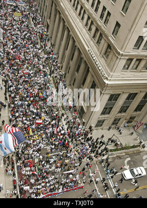 Hunderttausende Demonstranten Marsch durch die Innenstadt von Chicago die Aufmerksamkeit auf das Problem der illegalen Einwanderung zu bringen, am 1. Mai 2006. Die Demonstration in Chicago war Teil eines bundesweiten Tag des Protestes fordern Rechte von Zuwanderern. (UPI Foto/Brian Kersey) Stockfoto