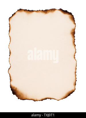 Altes Papier mit verbrannten Kanten, auf weißem Hintergrund. Stockfoto