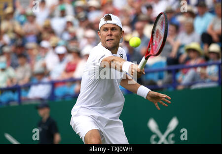 Radu Albotin Aktion während der Runde 32 Spiel gegen Dan Evans bei Tag drei der Natur Tal Internationalen an der Devonshire Park, Eastbourne. Stockfoto