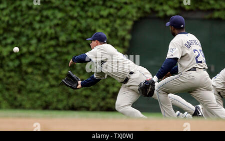 San Diego Padres rechter Feldspieler Brian Giles (24) Bommeln ein Pop-up im 6. Inning gegen die Chicago Cubs als Teamkollege Josh Barfield (29) aussieht. Der Fehler gezählt Jungen zweiten Basisspieler Neifi Perez. Die San Diego Padres besiegten die Chicago Cubs 4-3 bei Wrigley Field in Chicago, IL, 13. Mai 2006. (UPI Foto/Markierung Cowan) Stockfoto