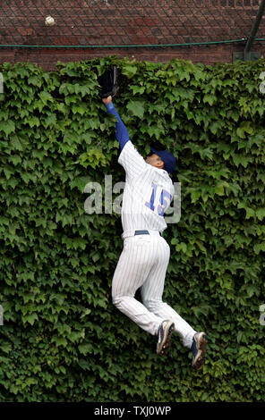 Chicago Cubs linken Feldspieler Jerry Hairston Jr. (15) nicht ein 3 run Home durch San Diego Padres catcher Mike Piazza in den oberen 9 Inning erreichen kann. Die San Diego Padres besiegten die Chicago Cubs 4-3 bei Wrigley Field in Chicago, IL, 13. Mai 2006. (UPI Foto/Markierung Cowan) Stockfoto