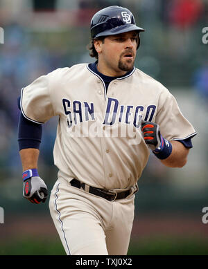 San Diego Padres catcher Mike Piazza (33) runden die Grundlagen nach der Kollision mit einem 3 run Home Run gegen die Chicago Cubs in der Oberseite des neunten Inning, um die Führung zu übernehmen. Die San Diego Padres besiegten die Chicago Cubs 4-3 bei Wrigley Field in Chicago, IL, 13. Mai 2006. (UPI Foto/Markierung Cowan) Stockfoto