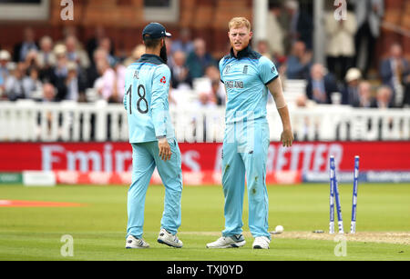 England's Ben Stokes (rechts) feiert die wicket von Australiens Usman Khawaja mit Teamkollege Moeen Ali (links) Während der ICC Cricket World Cup group Phase Match auf Lord's, London. Stockfoto