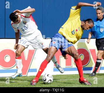 Rumänien' s Banel Nicolita (20) und der Columbia John Viafara (15) Kampf für eine lose Kugel während der zweiten Hälfte ihres Iinternational Spiel im Soldier Field in Chicago, IL, am 27. Mai 2006. Rumänien und Columbia spielte zu einem Riegel 0-0. (UPI Foto/Markierung Cowan) Stockfoto