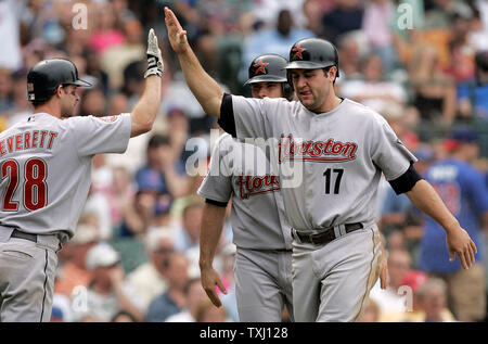 Houston Astros erste Basisspieler Lance Berkman (17) gratuliert durch Mannschaftskameraden Adam Everett nach dem Scoring gehen voran wie die Astros die Chicago Cubs 3-2 an Wrigley Field in Chicago, IL, 15. Juni 2006 schlagen. (UPI Foto/Markierung Cowan) Stockfoto