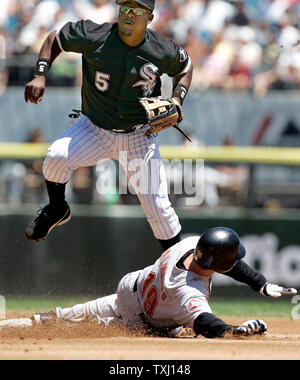 Houston Astros verließ Feldspieler Orlando Palmeiro (19) versucht, Chicago White Sox shortstop Juan Uribe (5) ein doppeltes Spiel an US Cellular Field in Chicago, IL, am 24. Juni 2006 zu brechen. (UPI Foto/Markierung Cowan) Stockfoto