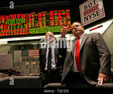 Us-Finanzminister Henry Paulson, Links, Touren die Chicago Board of Trade, CBOT chairman Charlie Carey in Chicago am 11. August 2006. Paulson met Freitag mit Beamten und tourte Einrichtungen, die von der Chicago Board Options Exchange, Chicago Board of Trade und Chicago Mercantile Exchange. (UPI Foto/Brian Kersey) Stockfoto