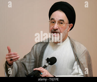 Mohammed Khatami, der ehemalige Präsident des Iran, spricht an der Bait ul Ilm Islamische Zentrum in Streamwood, Illinois am 2. September 2006. Khatami, der Präsident des Iran war von 1997 bis 2005 das höchste Iranische zu den USA außerhalb von New York reisen seit der Iranischen Revolution 1979. (UPI Foto/Brian Kersey) Stockfoto