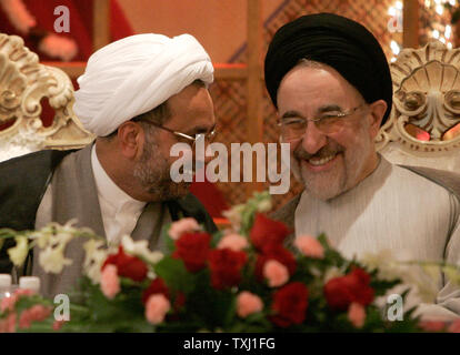 Mohammed Khatami, der ehemalige Präsident des Iran, Recht, spricht mit Shaikh Faezi, Imam der Bait ul Ilm Islamisches Zentrum, an seinem Streamwood, Illinois Moschee am 2. September 2006. Khatami, der Präsident des Iran war von 1997 bis 2005 das höchste Iranische zu den USA außerhalb von New York reisen seit der Iranischen Revolution 1979. (UPI Foto/Brian Kersey) Stockfoto