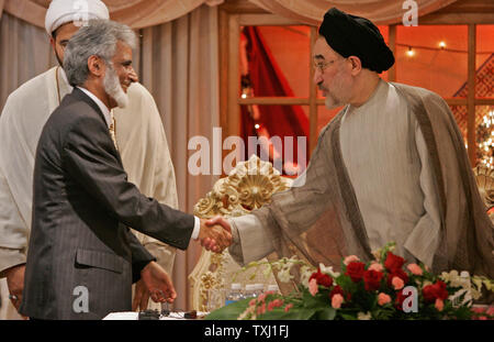 Mohammed Khatami, der ehemalige Präsident des Iran, rechts, schüttelt Hände mit Syed Mohammed Saeed, ein Vertreter der islamischen Gesellschaft von Nordamerika, am Bait ul Ilm Islamische Zentrum in Streamwood, Illinois am 2. September 2006. Khatami, der Präsident des Iran war von 1997 bis 2005 das höchste Iranische zu den USA außerhalb von New York reisen seit der Iranischen Revolution 1979. (UPI Foto/Brian Kersey) Stockfoto