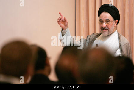 Mohammed Khatami, der ehemalige Präsident des Iran, spricht an der Bait ul Ilm Islamische Zentrum in Streamwood, Illinois am 2. September 2006. Khatami, der Präsident des Iran war von 1997 bis 2005 das höchste Iranische zu den USA außerhalb von New York reisen seit der Iranischen Revolution 1979. (UPI Foto/Brian Kersey) Stockfoto