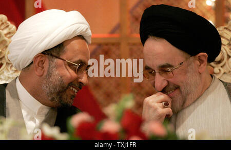 Mohammed Khatami, der ehemalige Präsident des Iran, Recht, spricht mit Shaikh Faezi, Imam der Bait ul Ilm Islamisches Zentrum, an seinem Streamwood, Illinois Moschee am 2. September 2006. Khatami, der Präsident des Iran war von 1997 bis 2005 das höchste Iranische zu den USA außerhalb von New York reisen seit der Iranischen Revolution 1979. (UPI Foto/Brian Kersey) Stockfoto