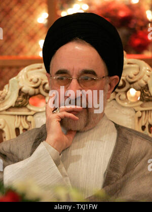 Mohammed Khatami, der ehemalige Präsident des Iran, hört zu den Referenten auf der Bait ul Ilm Islamische Zentrum in Streamwood, Illinois am 2. September 2006. Khatami, der Präsident des Iran war von 1997 bis 2005 das höchste Iranische zu den USA außerhalb von New York reisen seit der Iranischen Revolution 1979. (UPI Foto/Brian Kersey) Stockfoto