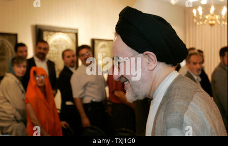 Mohammed Khatami, der ehemalige Präsident des Iran, betritt das Bait ul Ilm Islamische Zentrum in Streamwood, Illinois am 2. September 2006. Khatami, der Präsident des Iran war von 1997 bis 2005 das höchste Iranische zu den USA außerhalb von New York reisen seit der Iranischen Revolution 1979. (UPI Foto/Brian Kersey) Stockfoto