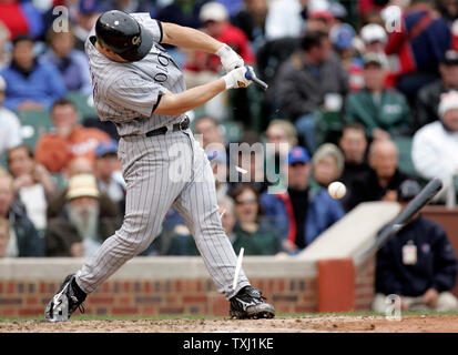 Colorado Rockies catcher Chris Iannetta zerbricht seinen Schläger auf einem Opfer Boden Kugel zählen ein Lauf gegen die Chicago Cubs im 6. Inning am Wrigley Feld am 29. September 2006. (UPI Foto/Markierung Cowan) Stockfoto