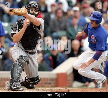 Colorado Rockies catcher Chris Iannetta (20) kann die Variable auf Chicago Cubs Base Runner Ryan Theriot (7) Wrigley Field nicht am 29. September 2006. (UPI Foto/Markierung Cowan) Stockfoto