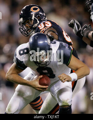 Chicago Bears defensive Ende Adewale Ogunleye (93) drücke Seattle Seahawks Quarterback Matt Hasselback (8) Im zweiten Quartal Soldier Field in Chicago am 1. Oktober 2006. Hasselback entging Ogunleye, sondern warf ein Abfangen zu Rickey Manning Jr. auf der spielen. (UPI Foto/Brian Kersey) Stockfoto