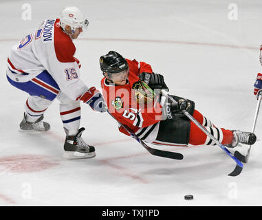 Chicago Blackhawks linken Flügel Jeff Hamilton (51) fällt, als er den Puck von Sergei Samsonov (15), Russland, Montreal Canadiens in der ersten Periode in Chicago am 18. Oktober 2006 zu halten. (UPI Foto/Brian Kersey) Stockfoto