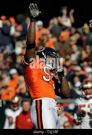 Chicago Bears defensive Ende Adewale Ogunleye feiert nach Entlassung San Francisco 49ers Quarterback Alex Smith für ein 6 Yard Verlust im zweiten Quartal Soldier Field in Chicago am 29. Oktober 2006. (UPI Foto/Brian Kersey) Stockfoto