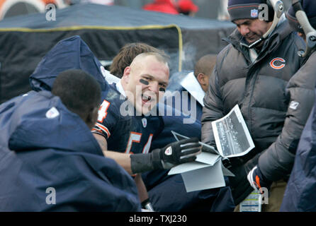 Chicago Bears Brian Urlacher (C) Gespräche mit Trainer und seine Mannschaftskameraden auf der Bank im vierten Quartal gegen die Minnesota Vikings, Soldier Field in Chicago am 3. Dezember 2006. Die Bären besiegte die Vikings 23-13, Clinchen der NFC North Division. (UPI Foto/Brian Kersey) Stockfoto