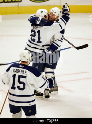 Toronto Maple Leafs Verteidiger Tomas Kaberle (15) sieht sich als Kapitän Mats Sundin (13) gratuliert center Johannes Pohl (21) nach seiner ersten Periode Ziel gegen die Chicago Blackhawks in der vereinigten Mitte in Chicago am 22. Dezember 2006. (UPI Foto/Markierung Cowan) Stockfoto