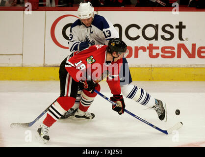 Toronto Maple Leafs Zentrum Mats Sundin (13) Zugriffe Chicago Blackhawks center Denis Arkhipov (19), als er den Puck nach oben Eis bringt in der vereinigten Mitte in Chicago am 22. Dezember 2006. (UPI Foto/Markierung Cowan) Stockfoto