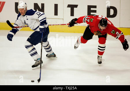 Toronto Maple Leafs Zentrum Mats Sundin (13) Reisen up Chicago Blackhawks center Mikael Holmqvist (17) in der vereinigten Mitte in Chicago am 22. Dezember 2006. (UPI Foto/Markierung Cowan) Stockfoto