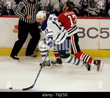 Toronto Maple Leafs Zentrum Mats Sundin (13) löscht den Puck aus Chicago Blackhawks center Mikael Holmqvist (17) in der vereinigten Mitte in Chicago am 22. Dezember 2006. (UPI Foto/Markierung Cowan) Stockfoto