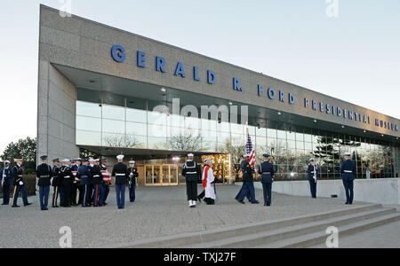 Eine militärische Ehrengarde trägt die Schatulle der 38th Präsident Gerald Ford zu seiner letzten Ruhestätte auf dem Gelände seiner Presidential museum in Grand Rapids, Michigan am 3. Januar 2007. (UPI Foto/Brian Kersey) Stockfoto