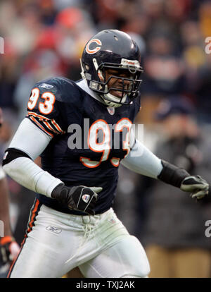 Chicago Bears defensive Ende Adewale Ogunleye (93) feiert seinen Sack von Seattle Seahawks Quarterback Matt Hassleback für ein 6 Yard Verlust während ihrem NFC divisional Play-off-Spiel bei dem Soldier Field in Chicago am 14. Januar 2007. Die Bären gewannen 27-24 in den überstunden. (UPI Foto/Markierung Cowan) Stockfoto