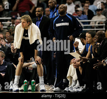 Dallas Mavericks Dirk Nowitzki, links, von Deutschland, Uhren aus der Bank mit seinen Mannschaftskameraden im vierten Quartal gegen die Chicago Bulls in Chicago am 25. Januar 2007. Die Stiere gewann 96-85. (UPI Foto/Brian Kersey) Stockfoto