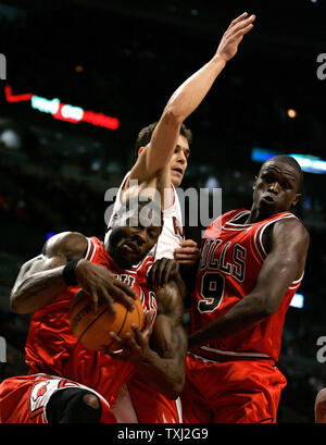 Ben Chicago Bulls Wallace, Links, und Luol Deng (9), Sudan, und Toronto Raptors' Jose Calderon, Spanien, für eine Erholung im dritten Quartal in Chicago gehen am 13. Februar 2007. Die Raptors gewonnen 112-111. (UPI Foto/Brian Kersey) Stockfoto